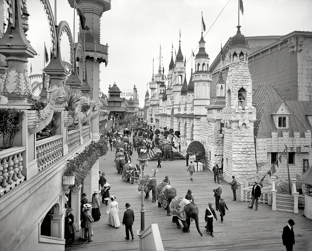 Luna Park promenade, Coney Island, New York circa 1905