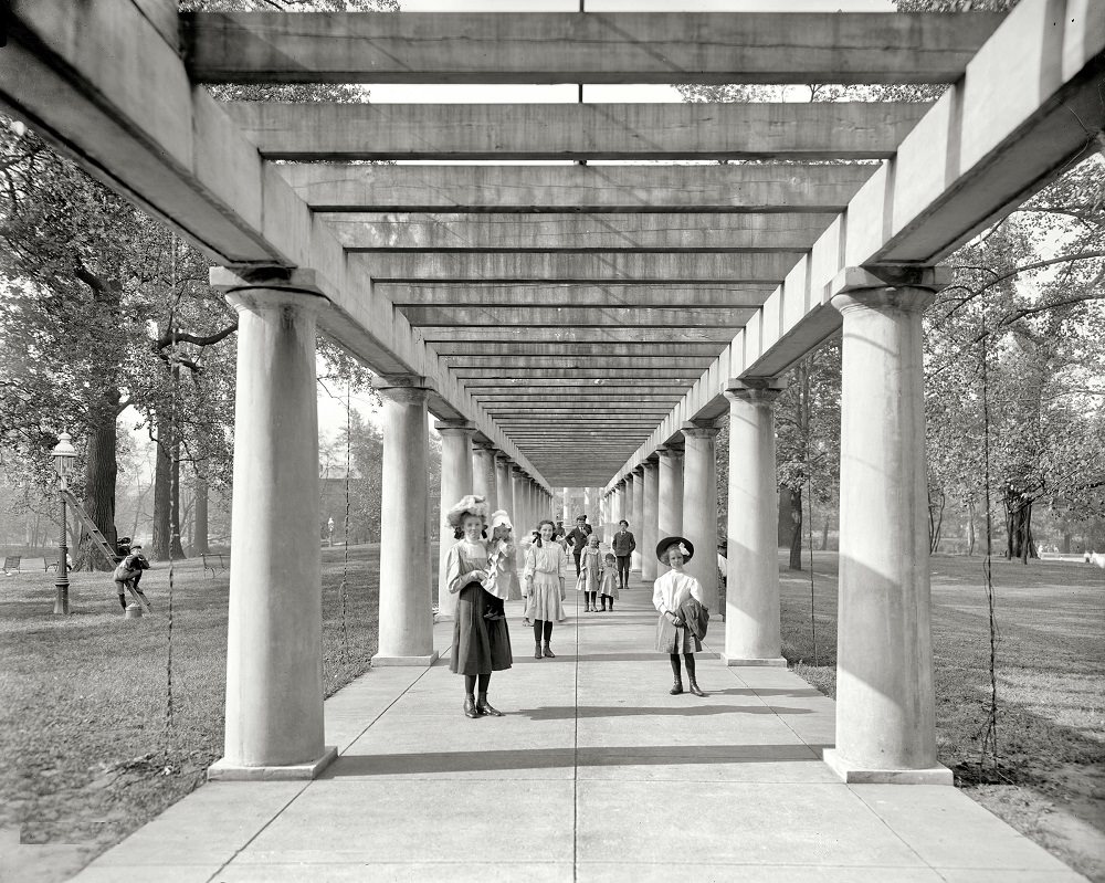 Colonnade, Central Park, Louisville, 1907