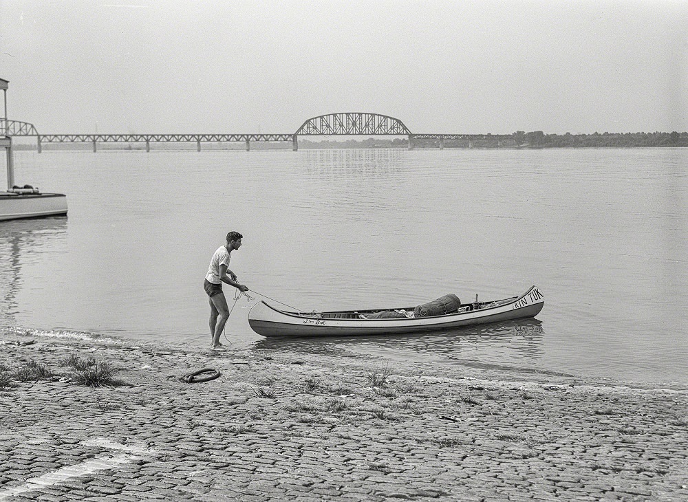 Canoeing on the Ohio River on Saturday, Louisville, Kentucky, July 1940