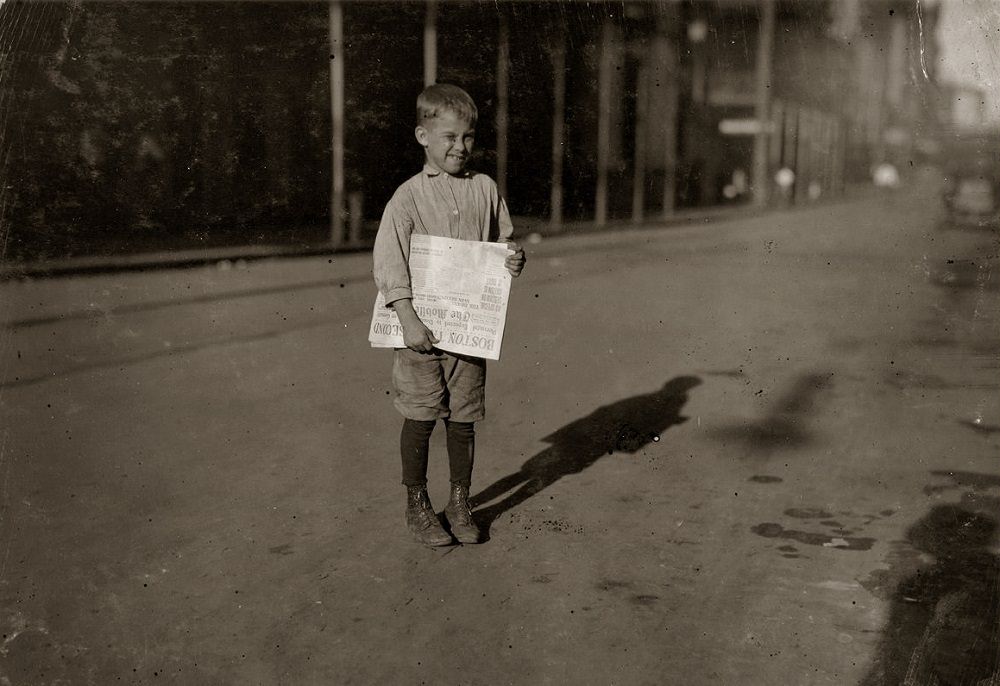 Young newsboy who begins work at daybreak, Mobile, Alabama, October 1914