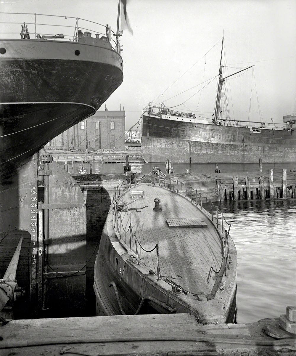 The Gate at Cramp's dry dock, Philadelphia, 1900