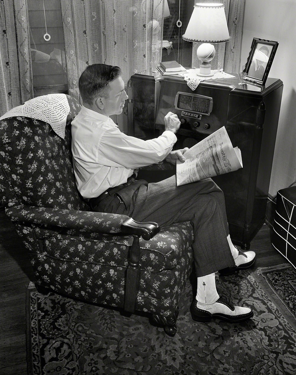 Mr. Babcock tuning in for war news, Rochester, New York, March 1943