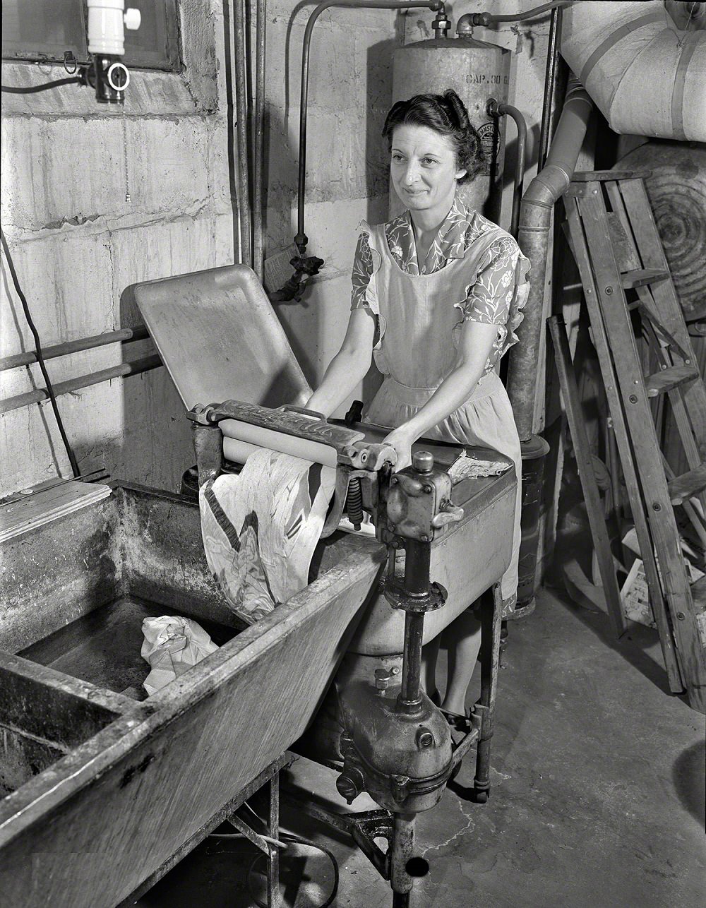 Mrs. Babcock doing the family laundry with an electric washing machine and a wringer, New York, September 1942