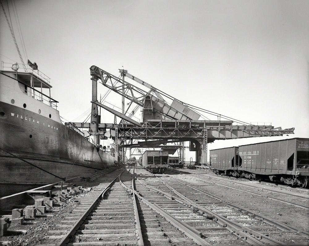 Hulett machine unloading ore at Buffalo, N.Y. Circa 1908