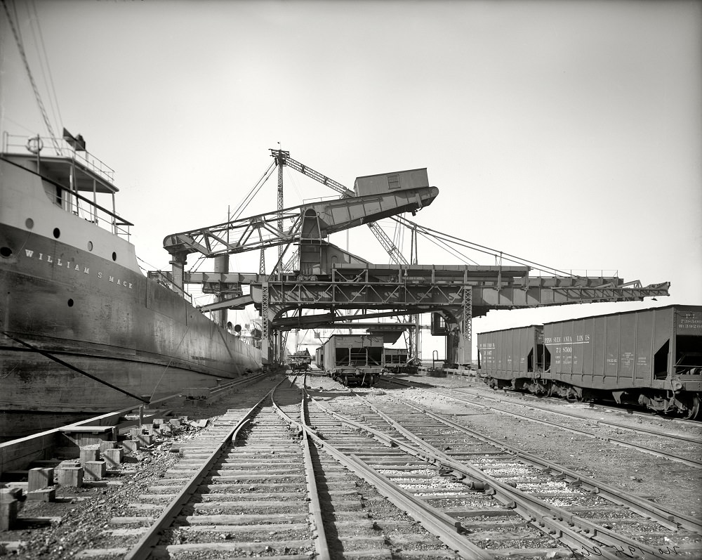 Unloading ore from Hulett machine, Buffalo, New York, circa 1908