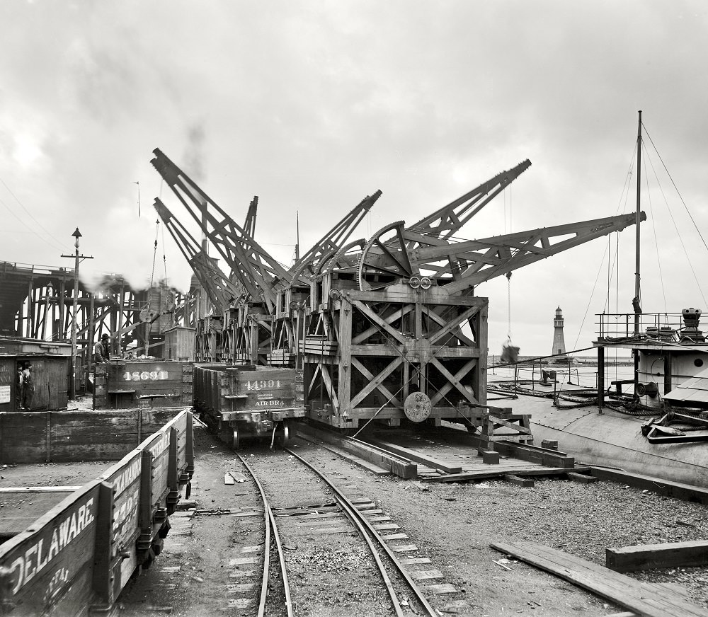 Unloading ore from whaleback carrier, Buffalo, New York, circa 1901