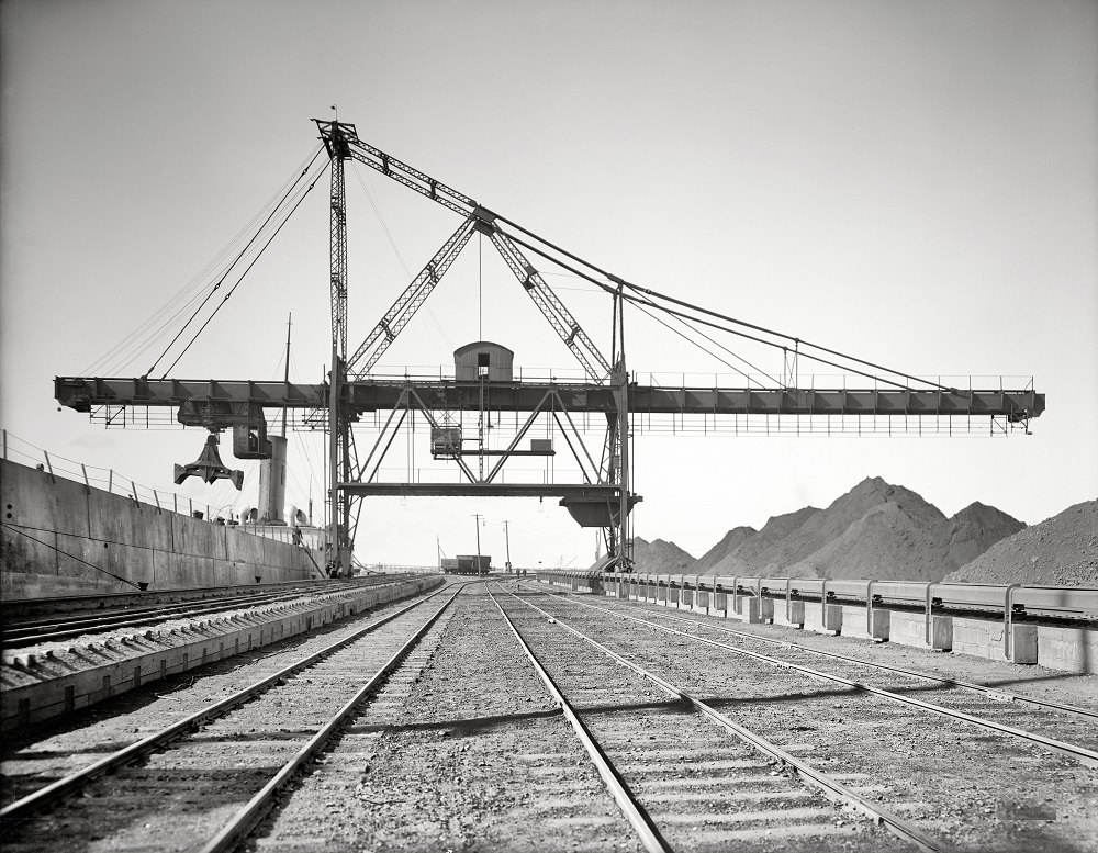 Brown electric hoist unloading ore carrier, Buffalo, New York, circa 1908