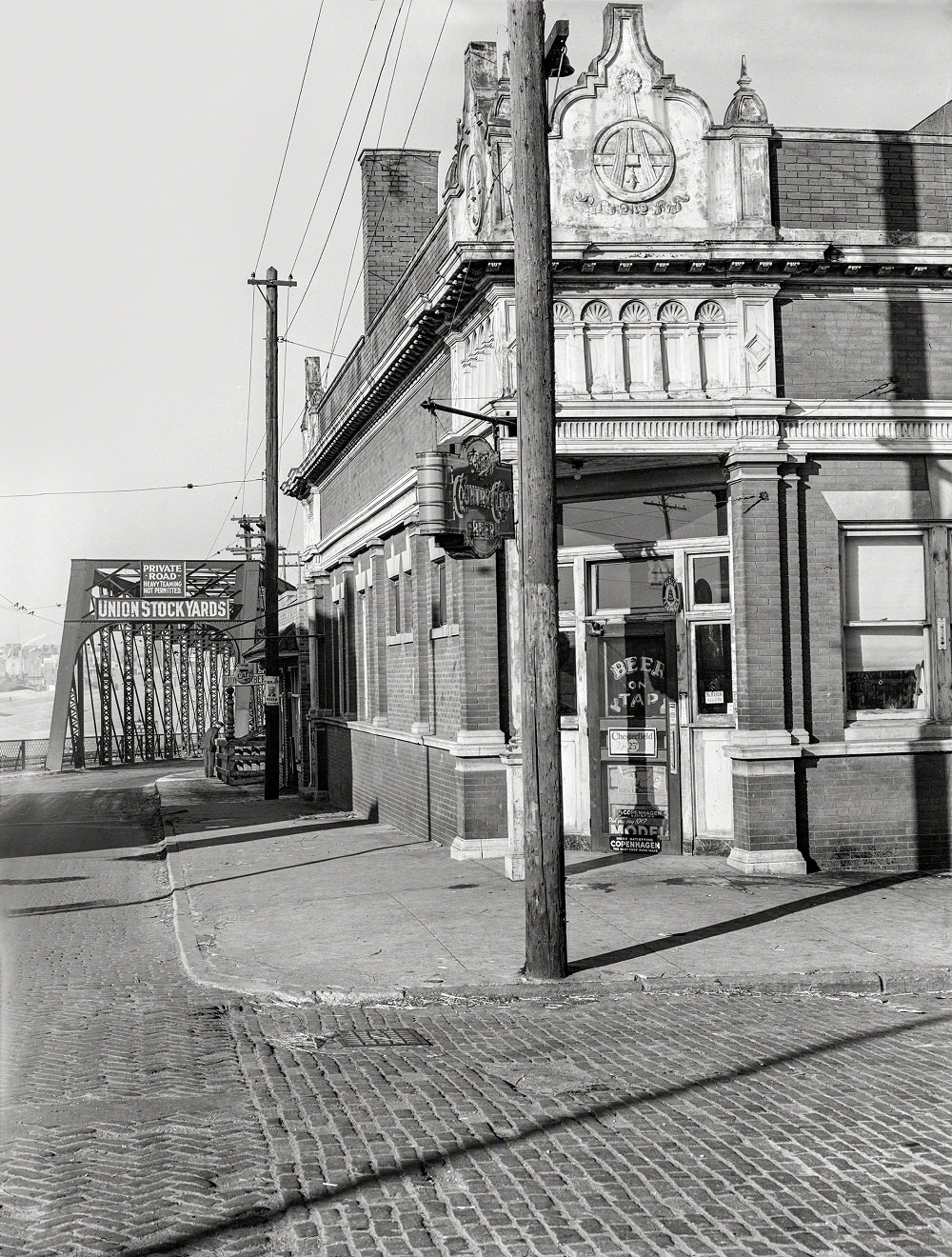 Saloon near entrance to Union Stockyards, South Omaha, Nebraska, November 1938