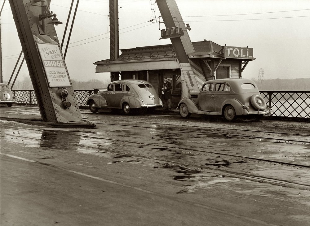 The Ak-sar-ben toll bridge over the Missouri River between Iowa and Nebraska at Omaha, November 1938