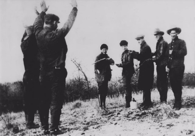The Al Spencer Gang jokingly hold up others in their crew. All gangsters in the local area were under suspicion of carrying out the murders.