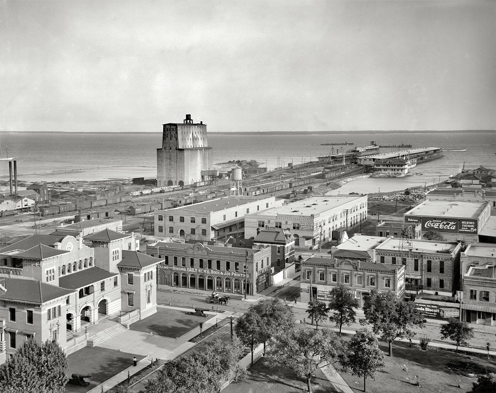 Tarragona Street wharf, Pensacola, Florida, 1910