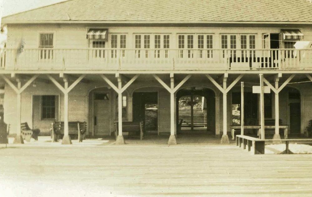 The first men and women bath house, Pensacola, 1910