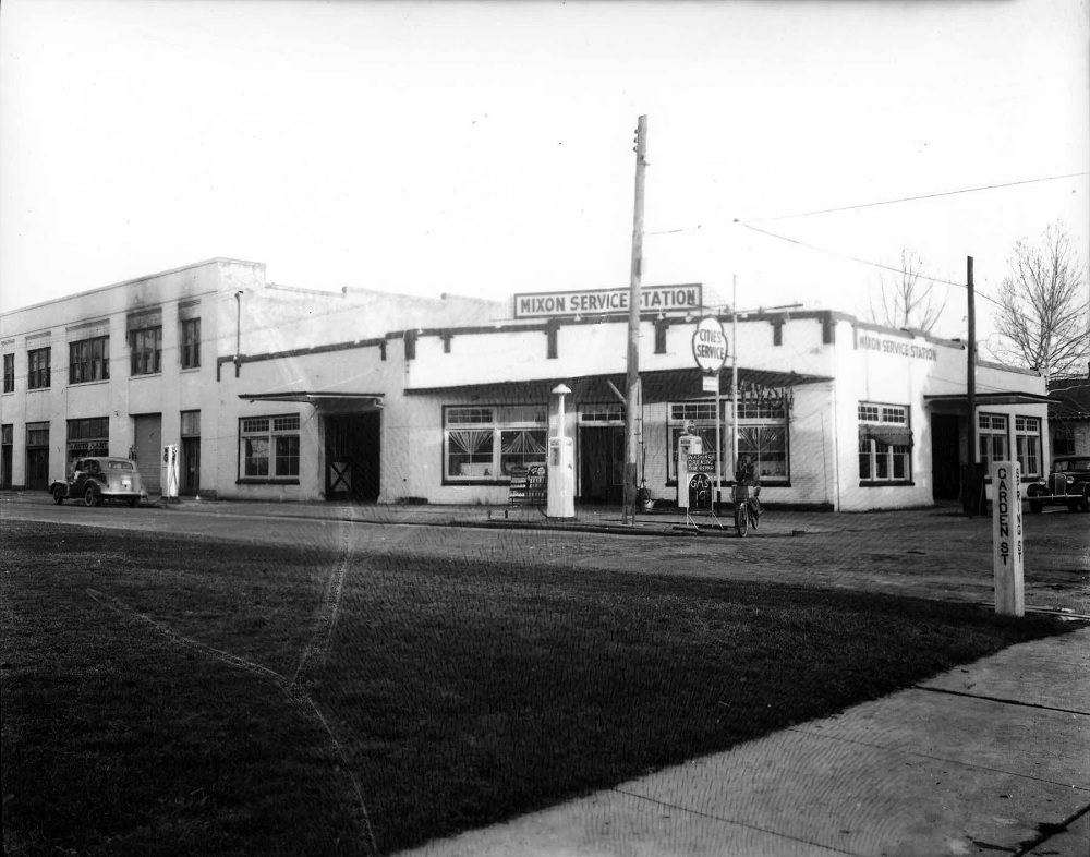 The Mixon Service Station, Pensacola, 1937