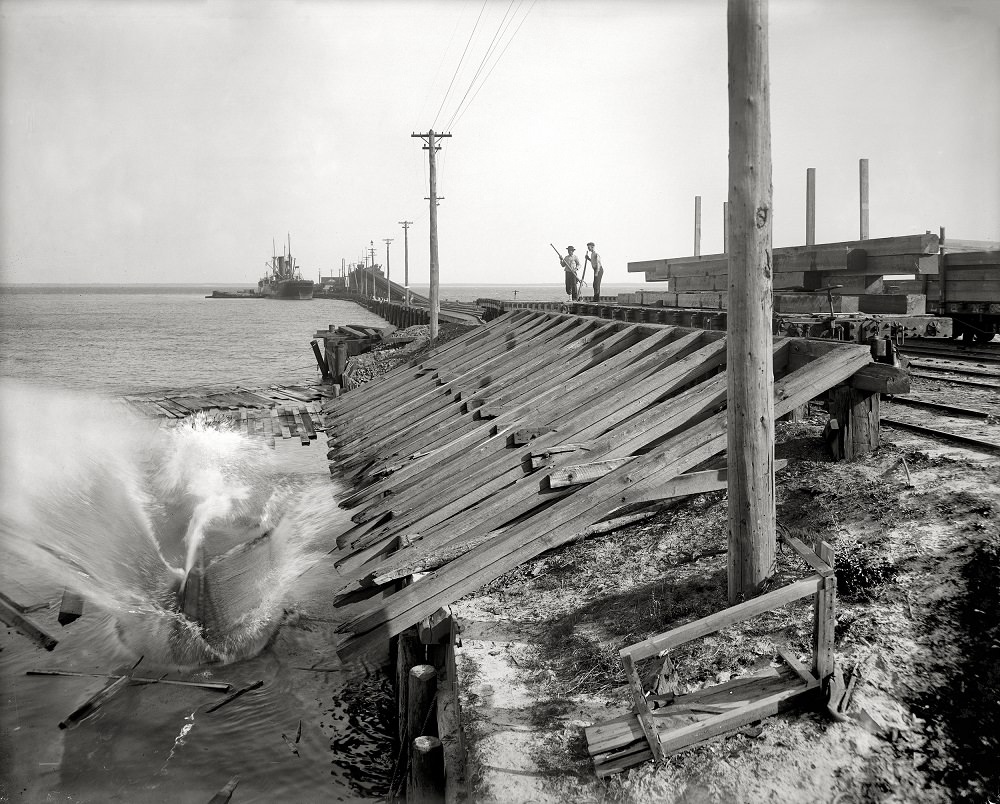 Unloading lumber, Pensacola, 1910