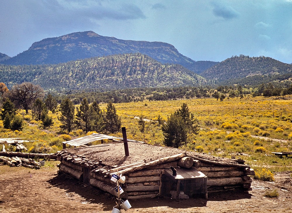 Dugout house of homesteaders Faro and Doris Caudill with Mount Allegro in the background, Pie Town, New Mexico, October 1940