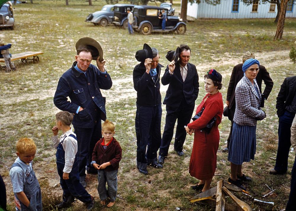 Saying grace before the barbeque dinner at the Pie Town, New Mexico, September 1940
