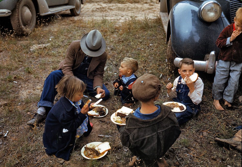 Homesteader and his children eating barbeque at the Pie Town, New Mexico Fair, September 1940