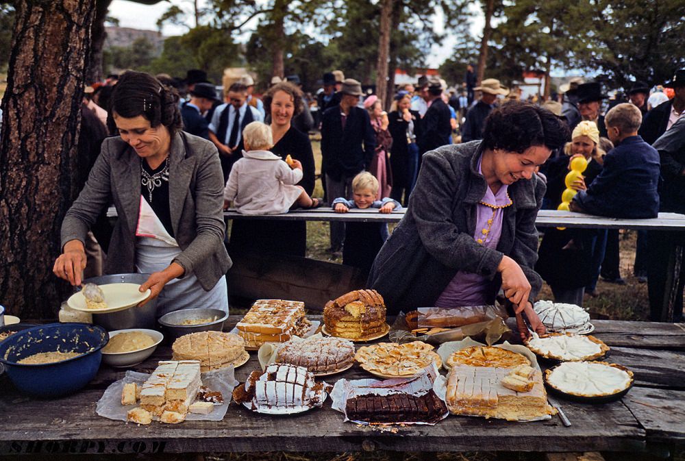 Serving the barbecue dinner at the Pie Town, New Mexico Fair, September 1940