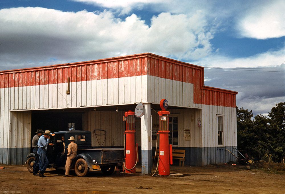 Filling station and garage at Pie Town, New Mexico, September 1940