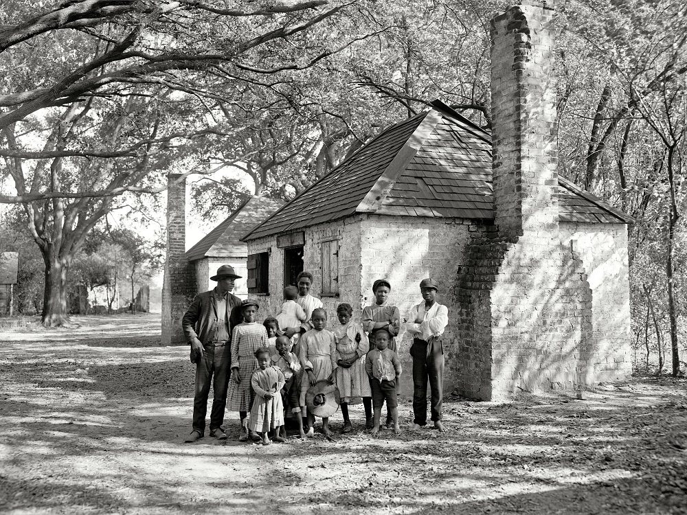 The whole black family at the Hermitage, Savannah, Georgia, circa 1907