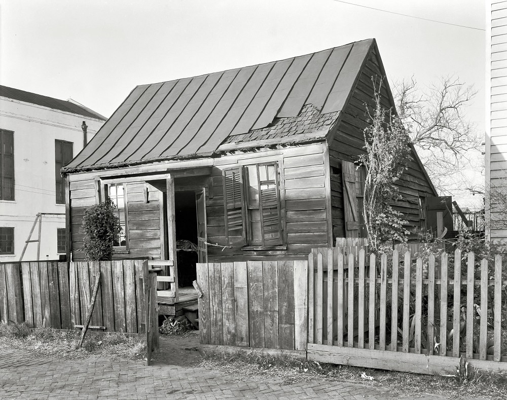 Old house on Fahm Street, West Side, Savannah, Georgia, circa 1939