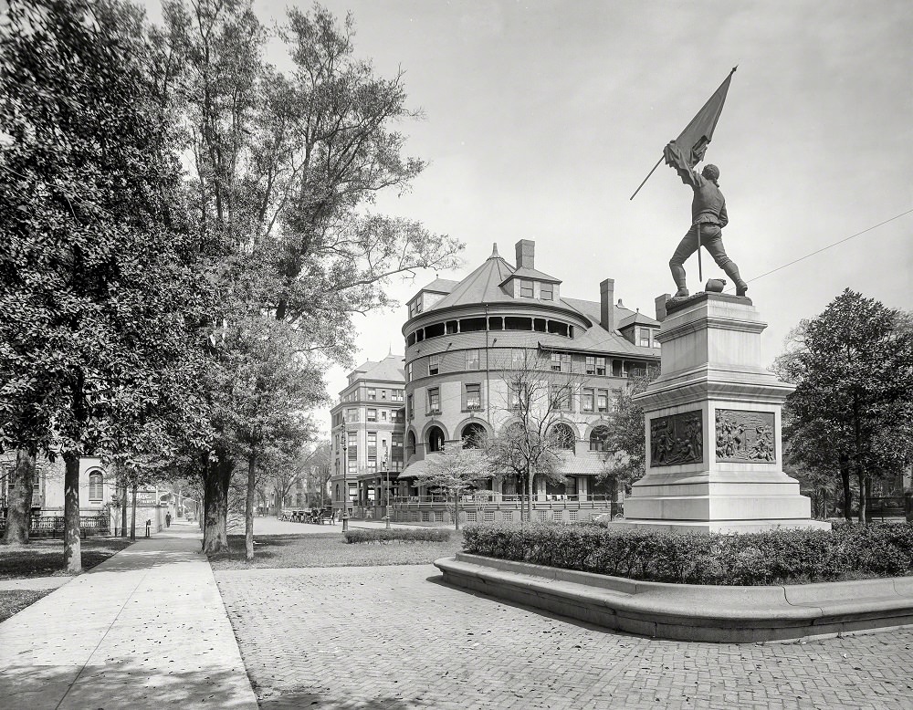 DeSoto Hotel and Jasper monument, Madison Square, Savannah, Georgia, circa 1910
