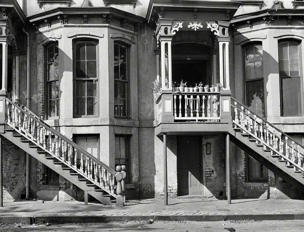 Row of houses on East Charlton Street, Savannah, April 1941