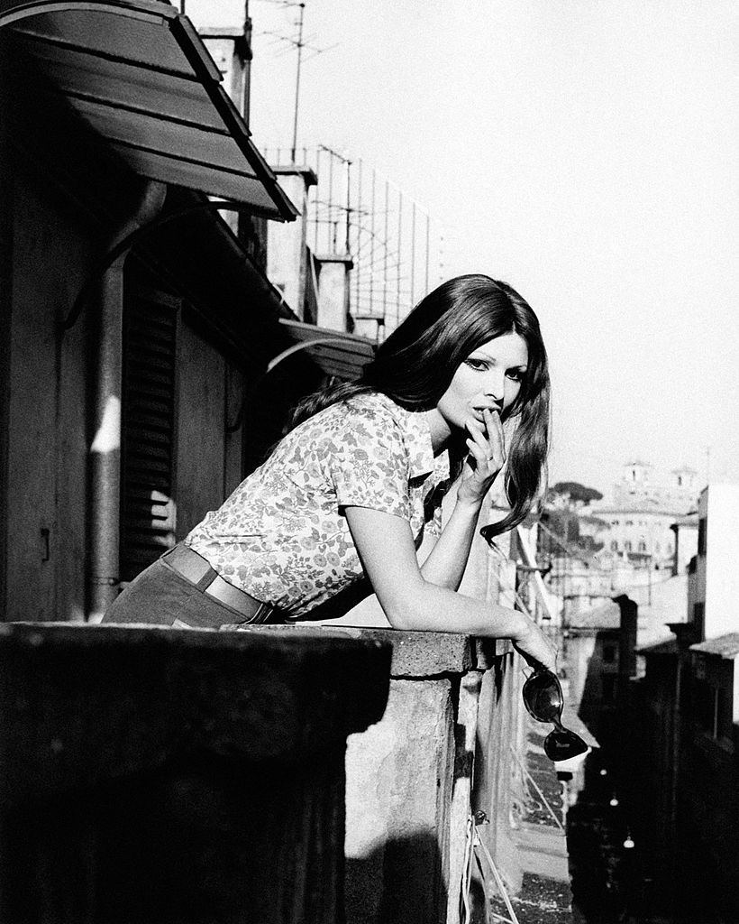 Scilla Gabel leaning on the parapet of a balcony, May 1968.