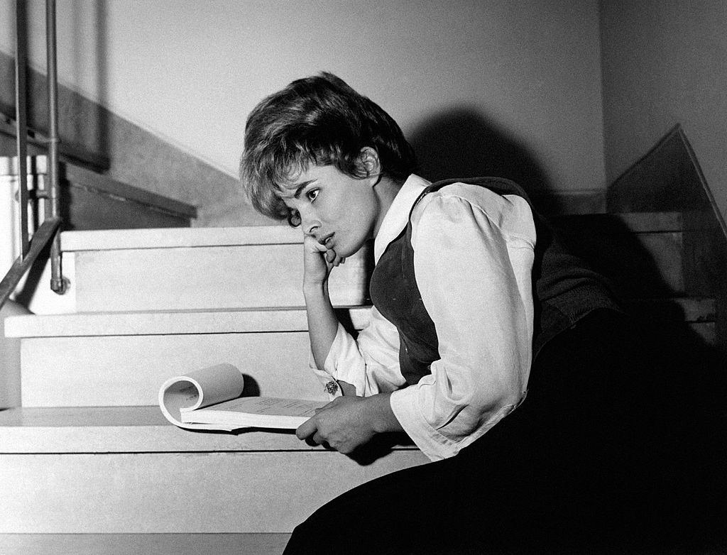 Scilla Gabel during the filming of "Con rispetto parlando", 1965