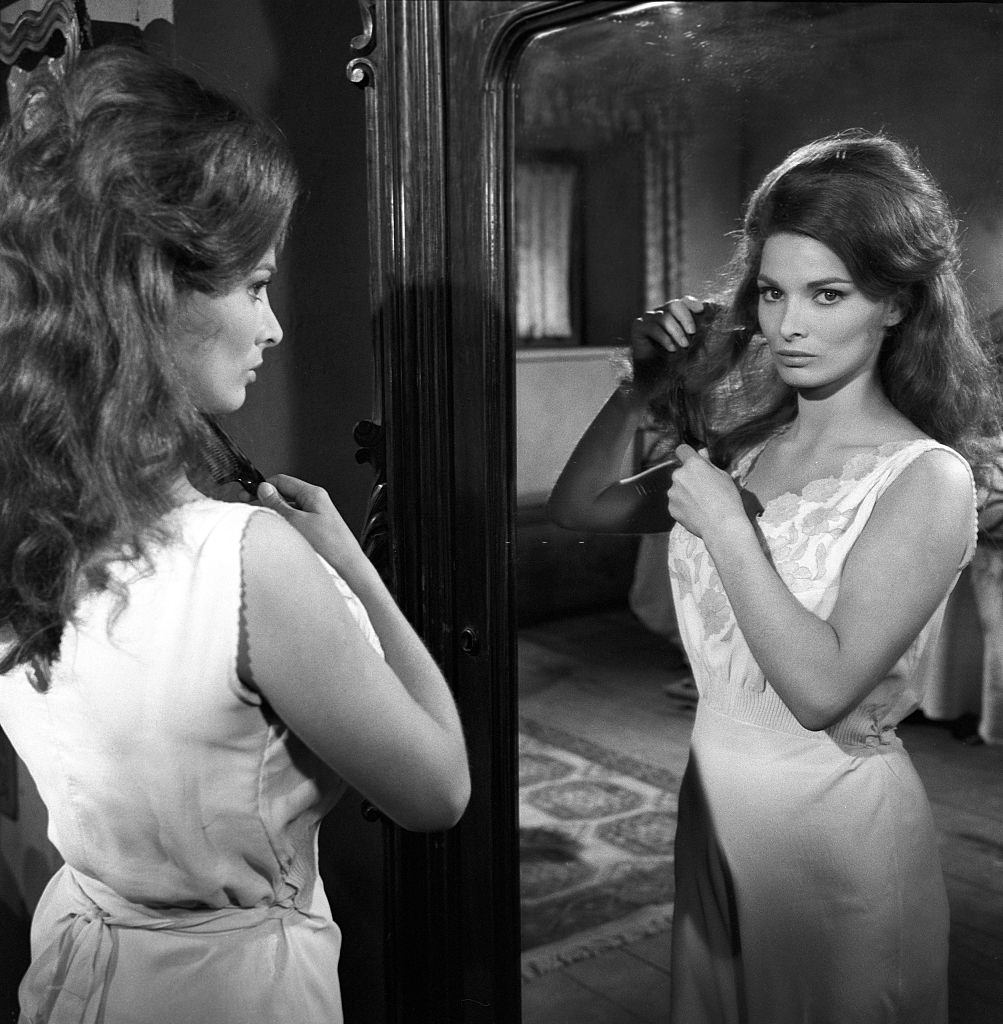 Scilla Gabel combing herself in front of the mirror in the film "The Two Colonels", 1962