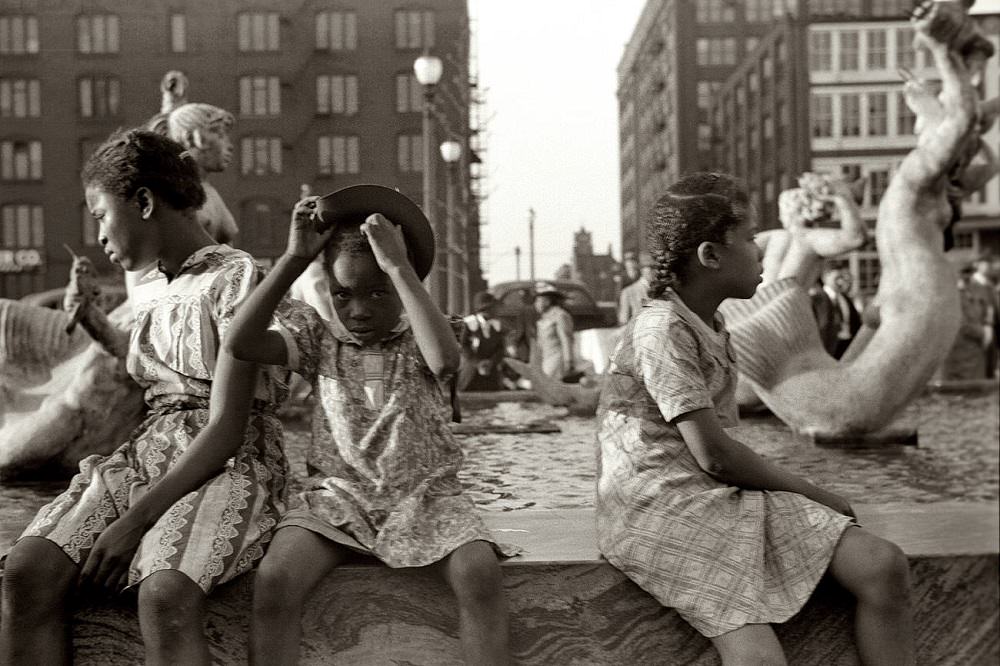 Fountain in front of Union Station, St. Louis, Missouri, May 1940