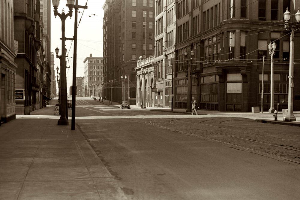 Downtown street on Sunday morning, St. Louis, May 1940