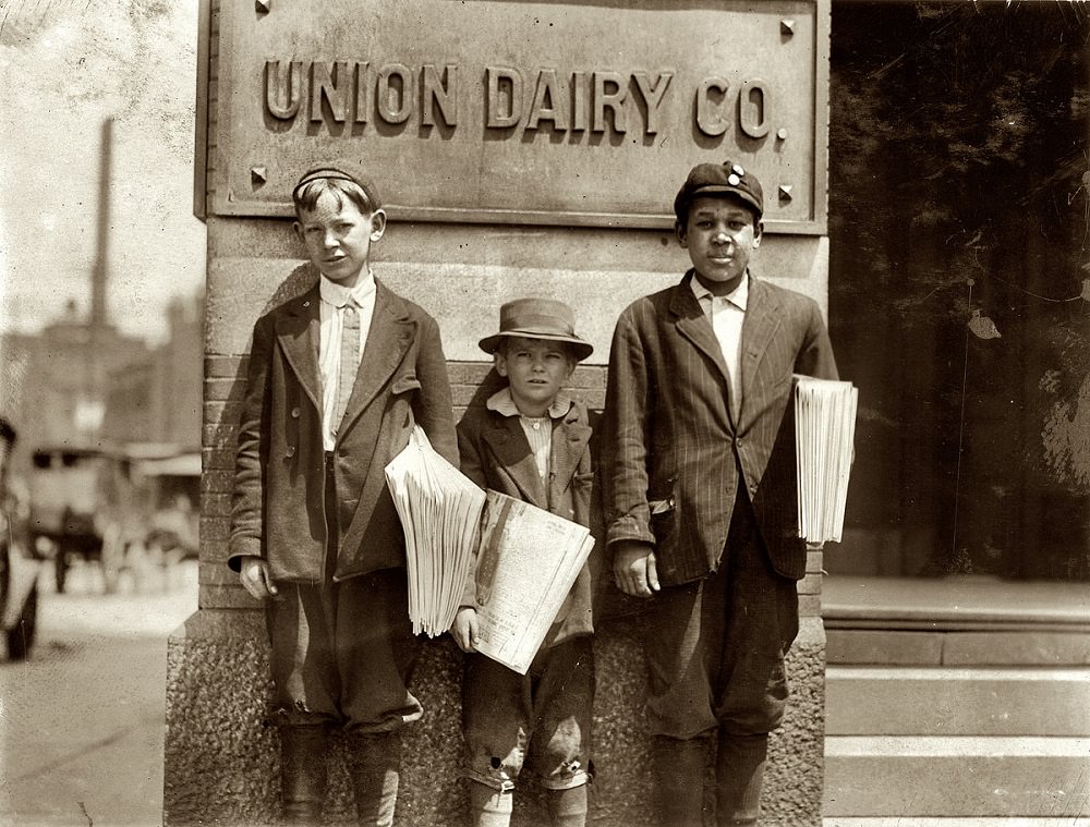 Mo. Truants selling papers at Jefferson & Washington, St. Louis, May 9, 1910