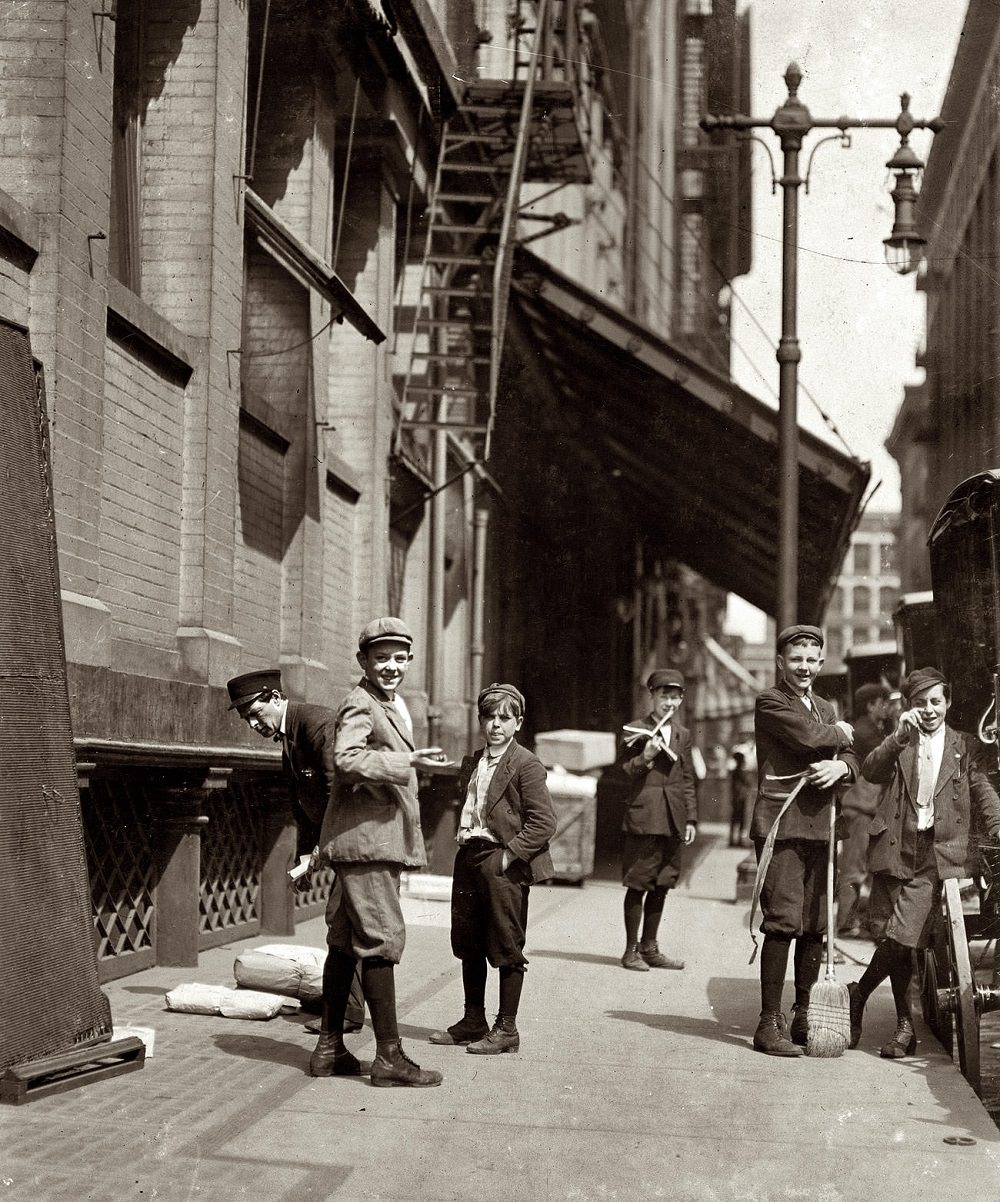 Bundle Boys at Nugent's, Washington and Broadway, St. Louis, Missouri, May 1910