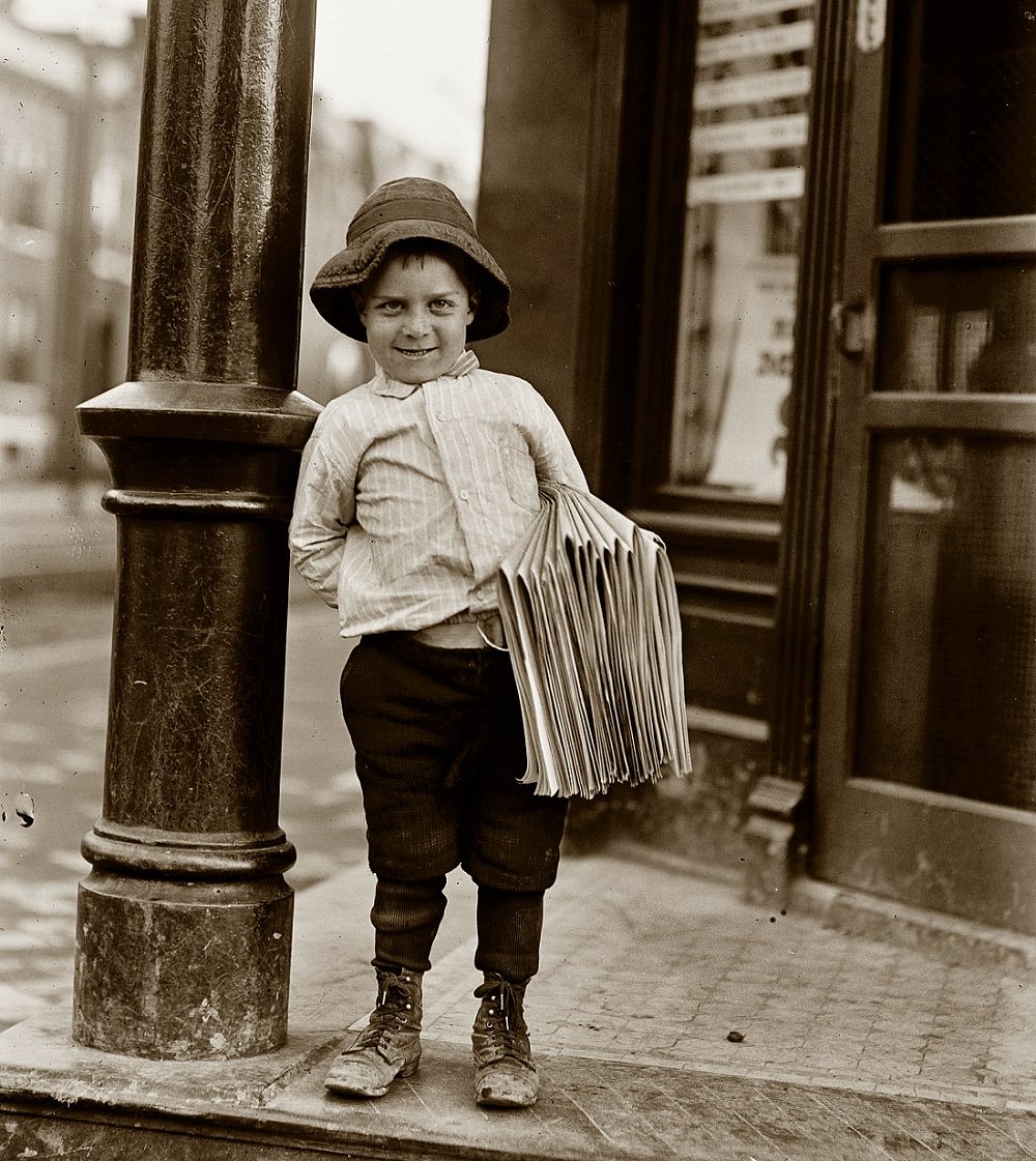 Newsboy 6 years old, St. Louis, May 1910