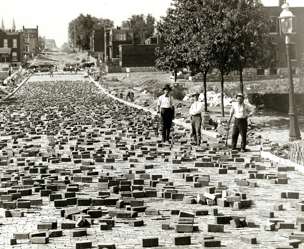 Street pavers at work on Compton Avenue north of Meramec Street, 1906