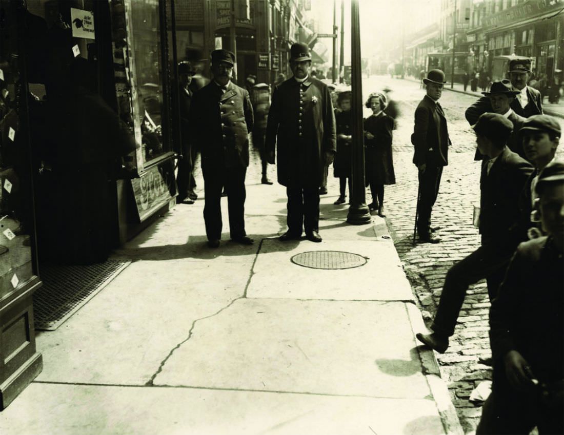 Doorman and police officer in front of Globe Store, Seventh and Franklin streets, 1905–1915