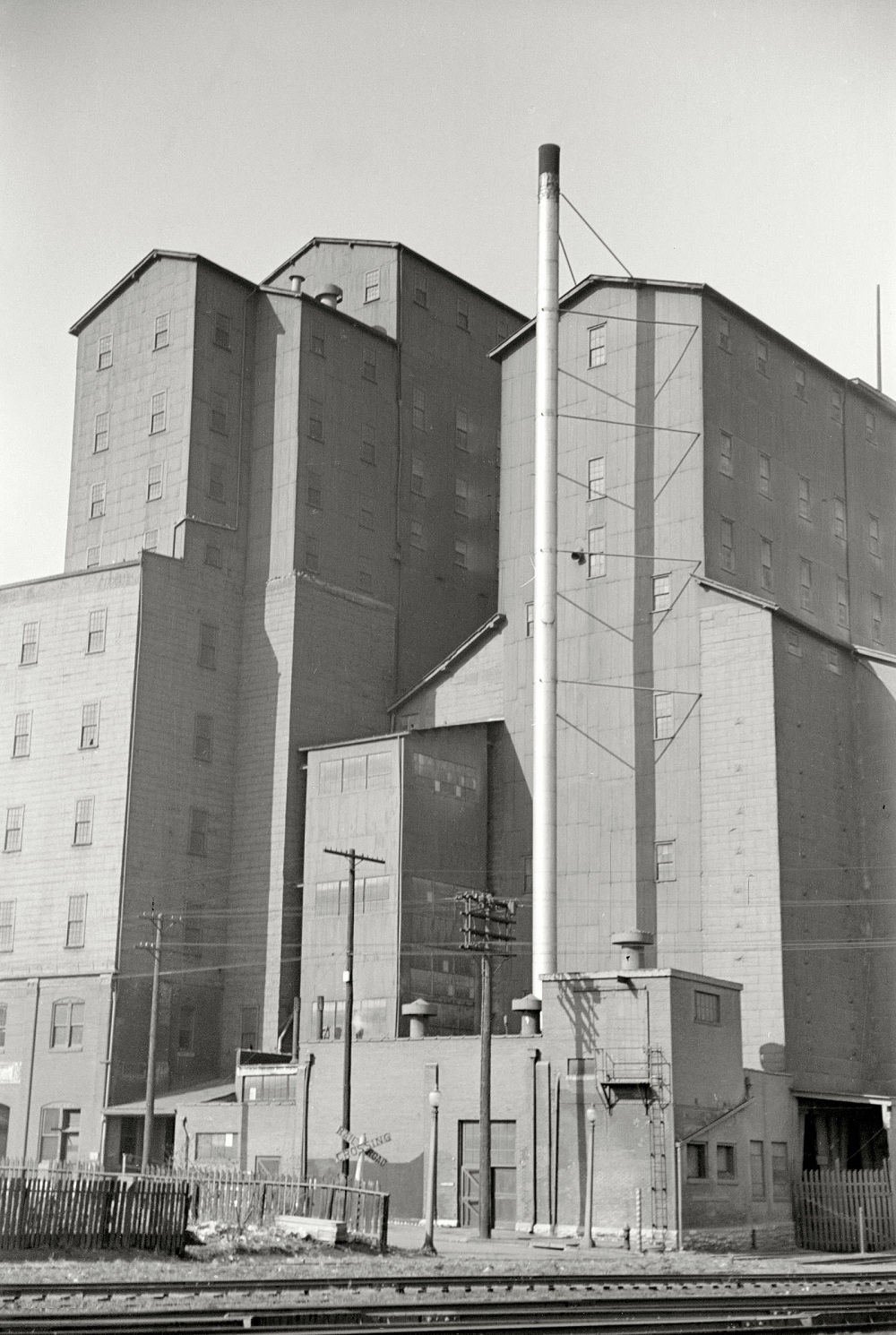 Grain elevator on riverfront, St. Louis, Missouri, January 1939