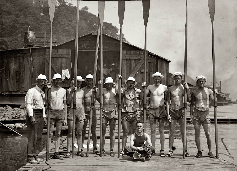 Syracuse varsity crew team at the boathouse with coach Ten Eyck circa 1908