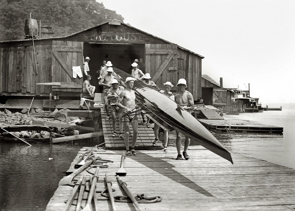 Syracuse Varsity crew team at boathouse, 1914
