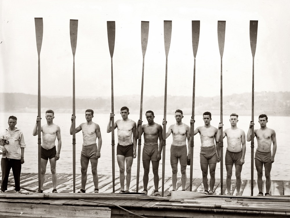 Syracuse second varsity crew squad, June 11, 1914.
