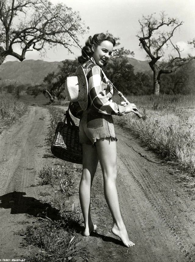 Beautiful Photos Of Terry Moore From 1940s and 1950s