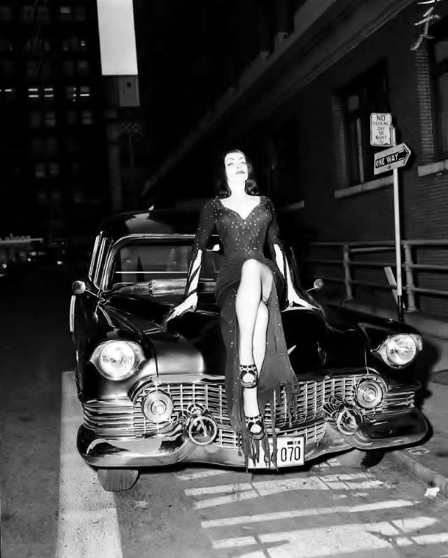 Vampira the Horror Queen: Story and Fabulous Photos Of Maila Nurmi From Her Life