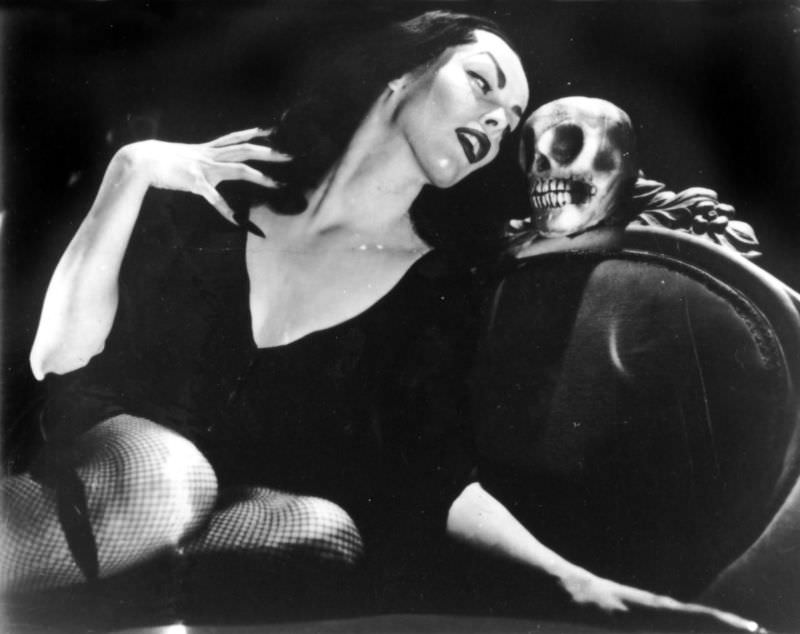 Vampira the Horror Queen: Story and Fabulous Photos Of Maila Nurmi From Her Life