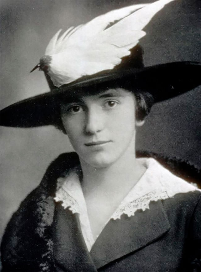 Victorian Taxidermy Animal Hats: Photos Of Victorian Women Wearing Taxidermy Hats