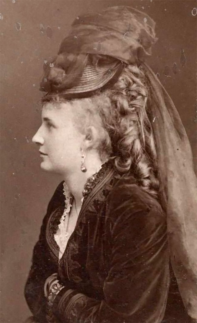 Victorian Taxidermy Animal Hats: Photos Of Victorian Women Wearing Taxidermy Hats