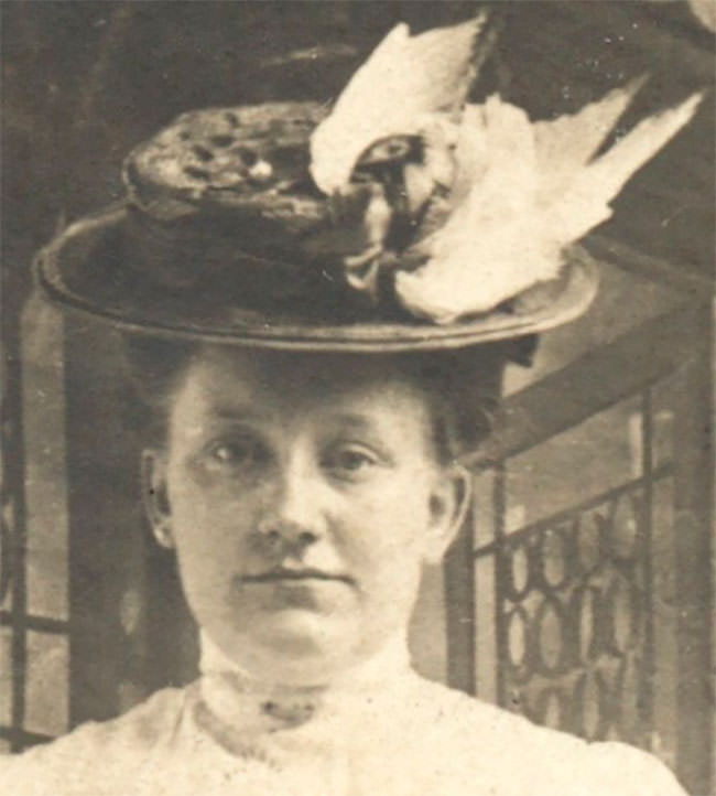 Victorian Taxidermy Animal Hats: Photos Of Victorian Women Wearing Taxidermy Hats