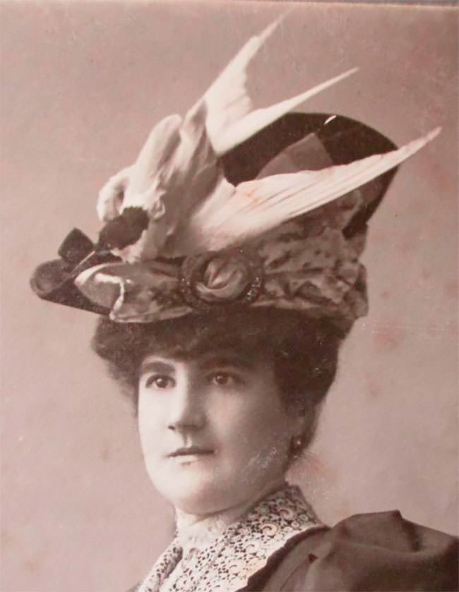 Victorian Taxidermy Animal Hats: Photos Of Victorian Women Wearing Taxidermy Hats