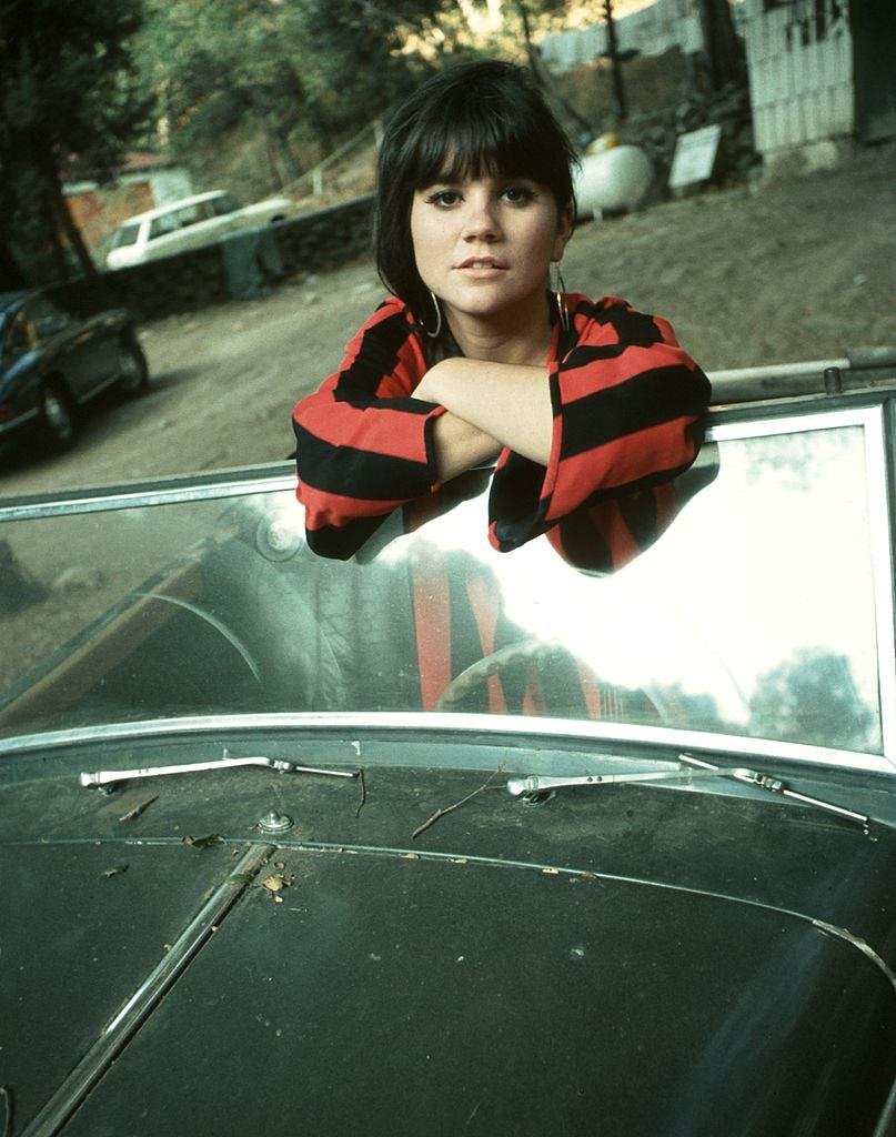 Linda Ronstadt in her car, 1970