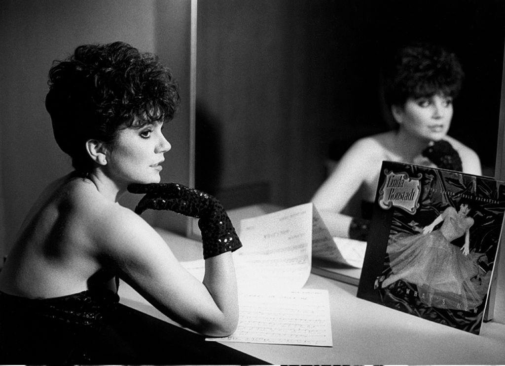 Linda Ronstadt in front of a mirror, 1970